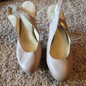 Calvin Klein “Gracen” tan patent platform pump – size 7 – pre-owned / no box